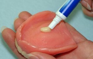 imagen utilizar el pegamento de prótesis dental