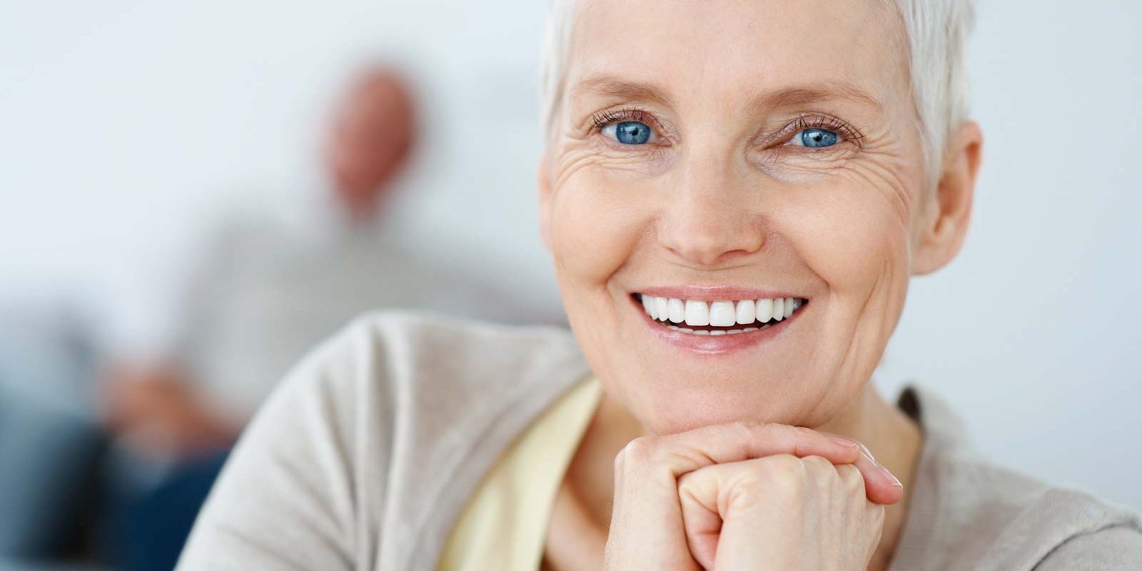 mujer mayor con prótesis dental